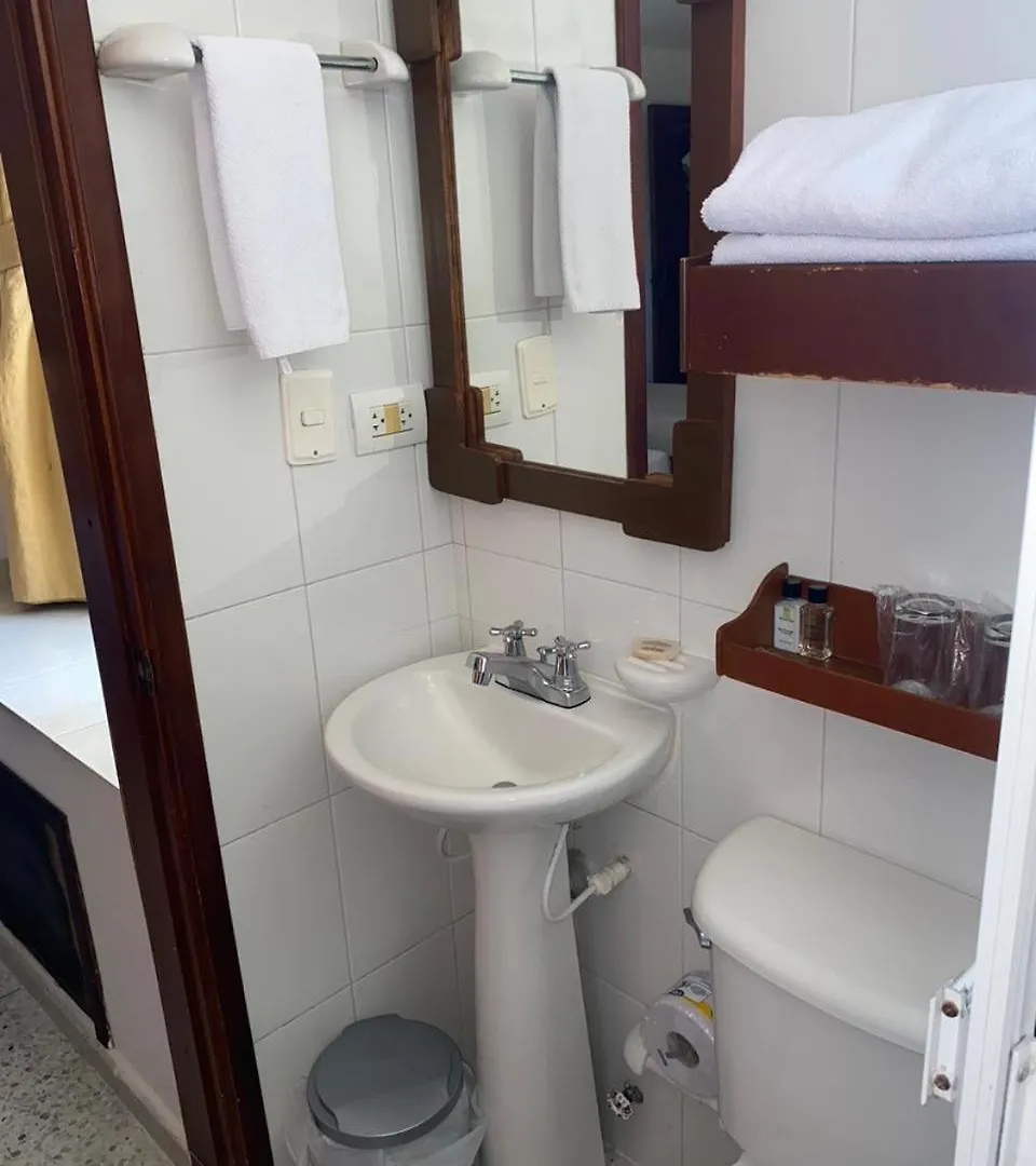 Hotel Torre Del Prado 巴兰基亚 3*,